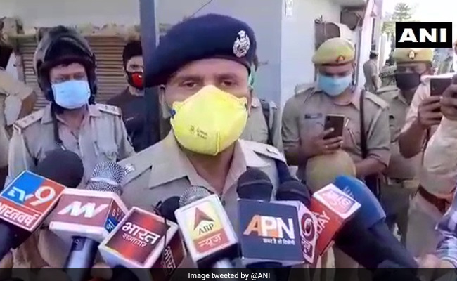 यूपी में लॉकडाउन का पालन कराने गई पुलिस टीम पर फिर हमला, IPS अधिकारी भी घायल