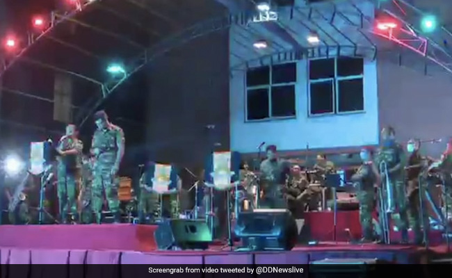 श्रीलंका में लॉकडाउन के दौरान घरों में डरे-सहमें बैठे थे लोग, बाहर आर्मी ने गाया ऐसा धमाकेदार भारतीय गीत, देखें Video