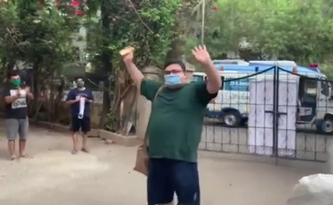 Coronavirus : मुंबई के कांदिवली में कोरोना से लड़कर लौटा युवक का ताली बजाकर लोगों ने किया स्वागत