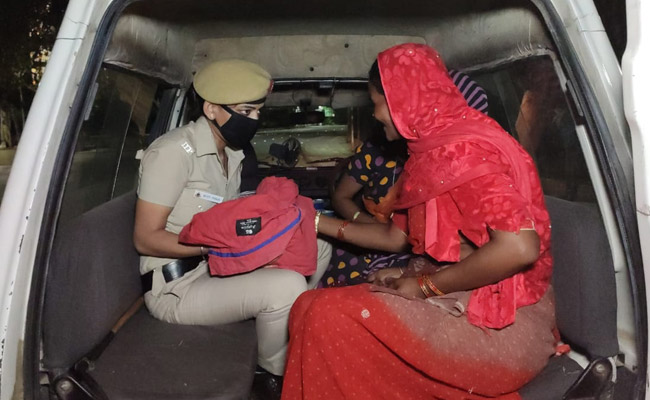 लॉकडाउन के बीच एक महिला ने दिल्ली पुलिस की जिप्सी में दिया बच्ची को जन्म