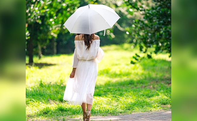 Woman Tweets About Missing Lawns During Lockdown. Her Mom Does This...