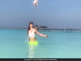 उर्वशी रौतेला समुद्र में वॉलीबॉल खेलती आईं नजर,  22 लाख से ज्यादा देखा गया Video उर्वशी रौतेला समुद्र में वॉलीबॉल खेलती आईं नजर,  22 लाख से ज्यादा देखा गया Video