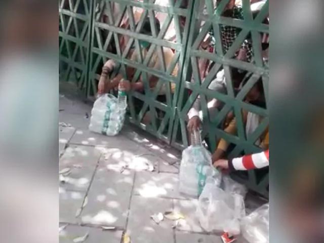 आगरा के क्वारंटाइन सेंटर में फेंककर खाना-पीना देने का मामला- VIDEO वायरल हुआ तो प्रशासन ने BDO को किया सस्पेंड