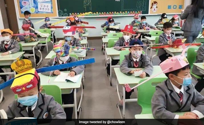 Coronavirus: चीन के स्कूलों में कुछ इस तरह क्लास अटेंड कर रहे स्टूडेंट्स, देखें VIDEO
