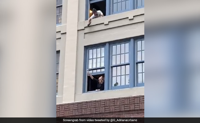 Lockdown के बीच शख्स ने खिड़की से महिला के गिलास में डाली वाइन, Viral Video को देख लोगों ने दिया ऐसा रिएक्शन