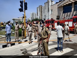 अलीगढ़ में एक्सीडेंट के बाद टेम्पो चालक ने डॉक्टर का सिर फोड़ा, उसके बेटे को गोली मारी अलीगढ़ में एक्सीडेंट के बाद टेम्पो चालक ने डॉक्टर का सिर फोड़ा, उसके बेटे को गोली मारी