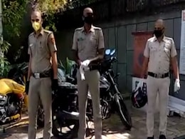 Coronavirus से बचने के लिए पुलिस वाले मुंडवा रहे हैं अपने सिर, बोले- "अब सैनिटाइजर..." Coronavirus से बचने के लिए पुलिस वाले मुंडवा रहे हैं अपने सिर, बोले- "अब सैनिटाइजर..."