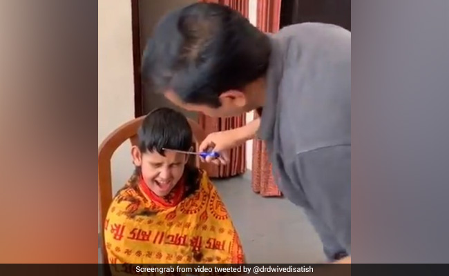 लॉकडाउन में यूपी के मंत्री ने खुद ही काटे अपने बच्चों के बाल, फोटो हुआ वायरल