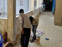 दिल्ली में लॉकडाउन में फंसे मजदूरों ने किया पुलिस के लिए अपना फर्ज अदा! दिल्ली में लॉकडाउन में फंसे मजदूरों ने किया पुलिस के लिए अपना फर्ज अदा!