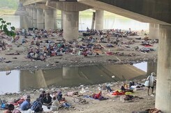 Hundreds Of Migrant Workers Staying at Delhi's Yamuna Bank Hundreds Of Migrant Workers Staying at Delhi's Yamuna Bank