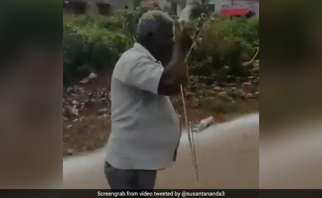 मुंह में सिगरेट लेकर शख्स ने छोड़े हवा में रॉकेट, ट्विटर पर फिर वायरल हुआ Video