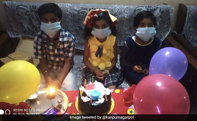 लॉकडाउन में पिता बोला- 'बेटी का बर्थडे है, केक चाहिए' पुलिस ने कर डाला कुछ ऐसा, खुशी से उछलकर बोली- 'थैंक यू अंकल...'