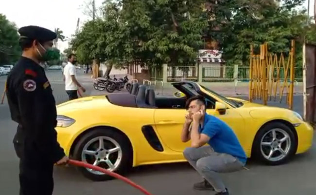 लॉकडाउन में सुपरकार से जा रहे शख्स से लगवाई उठक-बैठक, सोशल मीडिया पर VIDEO हुआ वायरल