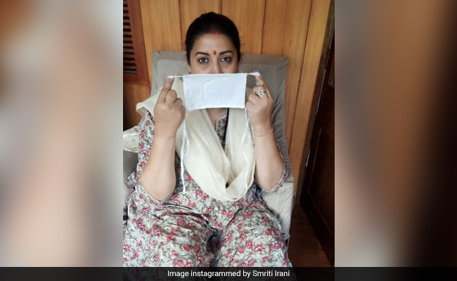 घर में बंद स्मृति ईरानी ने सुई-धागा लेकर बनाया मास्क, कहा- "आप भी बना सकते हैं...", देखें Photo