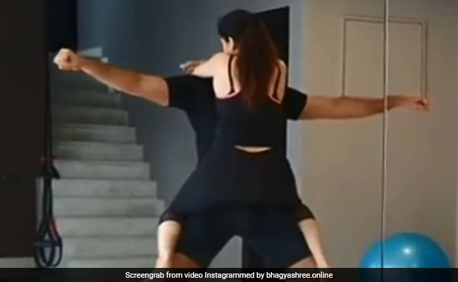 पति के कंधे पर चढ़कर अजीब ढंग में एक्सरसाइज कर रही थीं 'मैंने प्यार किया' की एक्ट्रेस, Video हुआ वायरल