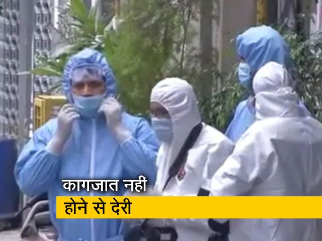 सैफई में कोरोना मरीजों को अस्पताल के बाहर घंटों करना पड़ा इंतजार