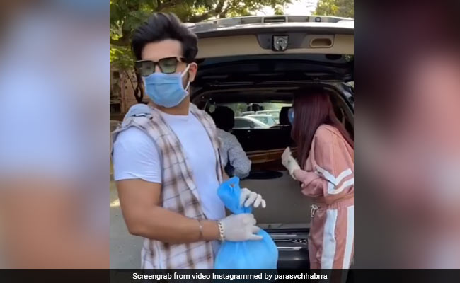 माहिरा और पारस ने लॉकडाउन के बीच बांटे फूड पैकेट्स, Video शेयर कर एक्ट्रेस बोलीं- दान दिल से करना चाहिए...