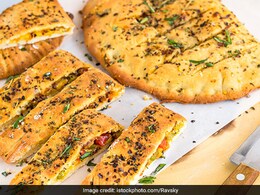 Weekend Special: How To Make Chicken Garlic Bread For A Cheesy Indulgence