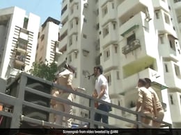 Watch: Singer Performs Live Inside Ahmedabad Gated Colony Amid Lockdown Watch: Singer Performs Live Inside Ahmedabad Gated Colony Amid Lockdown