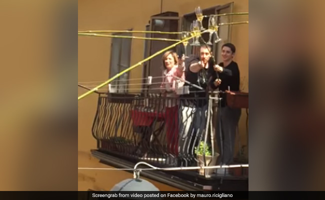 Coronavirus Lockdown: लोगों ने घरों की बालकनी से की पार्टी, ऐसे किया Cheers, देखें Viral Video