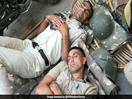 जमीन पर सोते हुए दो पुलिस वालों की फोटो हुई वायरल, ट्विटर पर लोगों ने कहा- 'थैंक्यू Warriors' जमीन पर सोते हुए दो पुलिस वालों की फोटो हुई वायरल, ट्विटर पर लोगों ने कहा- 'थैंक्यू Warriors'