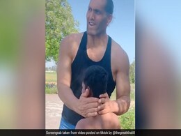 Viral Video: द ग्रेट खली के पेट में जोर-जोर से मुक्के मार रहा था यह लड़का, तभी रेस्लर ने पकड़ी गर्दन और फिर... Viral Video: द ग्रेट खली के पेट में जोर-जोर से मुक्के मार रहा था यह लड़का, तभी रेस्लर ने पकड़ी गर्दन और फिर...