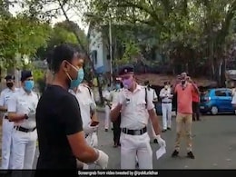 कोविड-19 संबंधी पाबंदियों के बीच पार्टी करने पर कोलकाता के होटल से 37 लोग गिरफ्तार कोविड-19 संबंधी पाबंदियों के बीच पार्टी करने पर कोलकाता के होटल से 37 लोग गिरफ्तार