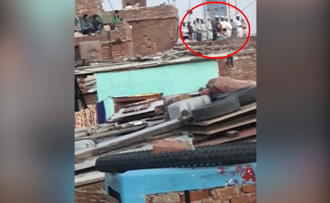 एक छत पर समूह में नमाज पढ़ रहे लोगों का Video आया सामने, नोएडा पुलिस ने किया 11 लोगों के खिलाफ केस दर्ज