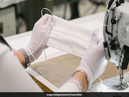 जम्मू-कश्मीर में लोगों की मदद के लिए आगे आईं लड़कियां, ''सदका'' के तौर पर मुफ्त में बांटने के लिए बना रही हैं मास्क जम्मू-कश्मीर में लोगों की मदद के लिए आगे आईं लड़कियां, ''सदका'' के तौर पर मुफ्त में बांटने के लिए बना रही हैं मास्क