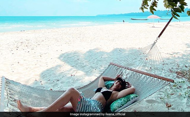 इलियाना डी'क्रूज ने शेयर की बिकिनी Photo, बीच पर यूं आराम फरमाती आईं नजर...