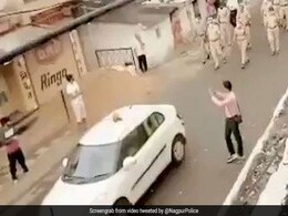 Nagpur Residents Shower Flowers, Cheer Cops Amid Coronavirus Lockdown Nagpur Residents Shower Flowers, Cheer Cops Amid Coronavirus Lockdown