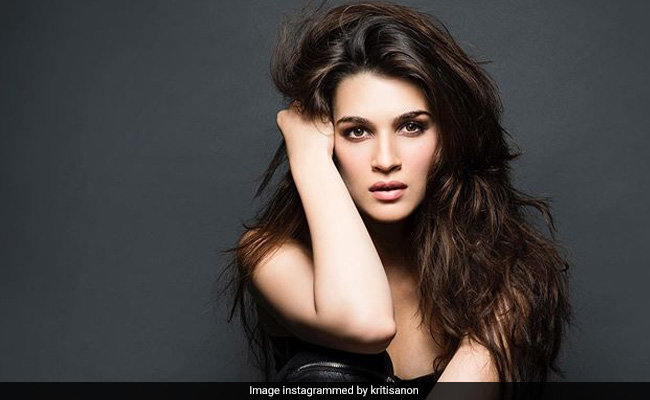 कृति सेनन से प्रभावित होकर बॉलीवुड सितारे कर रहे ये काम, सारा-आलिया के नाम भी शामिल