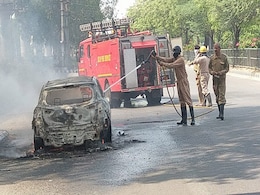 लॉकडाउन के बीच दूल्हे की कार में लगी आग, पुलिस ने वेन्यू तक पहुंचाया लॉकडाउन के बीच दूल्हे की कार में लगी आग, पुलिस ने वेन्यू तक पहुंचाया