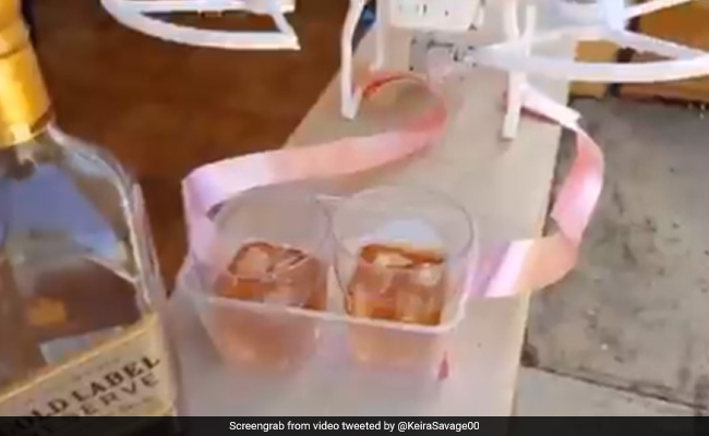 Lockdown के चलते घर में बंद शख्‍स ने पड़ोसी के घर ऐसे भिजवाई व्हिस्‍की और ग्‍लास, देखें Video