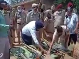 पंजाब पुलिस की टीम पर हमला कर ASI का हाथ काटने के आरोप में 8 'निहंग' गिरफ्तार पंजाब पुलिस की टीम पर हमला कर ASI का हाथ काटने के आरोप में 8 'निहंग' गिरफ्तार