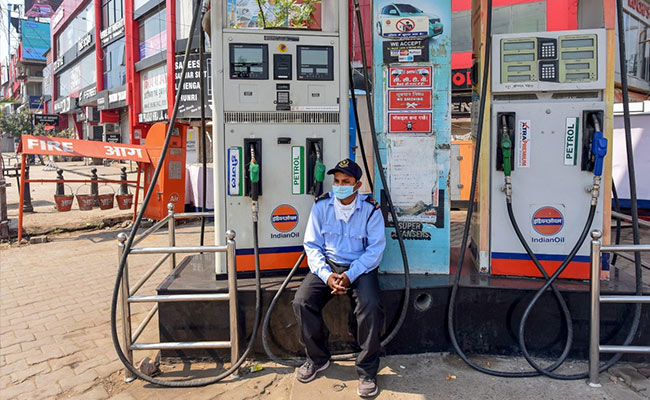 Petrol Diesel Price Today : पेट्रोल औऱ डीजल के दामों में मिली राहत, जानें आपके शहर में क्या है आज का रेट