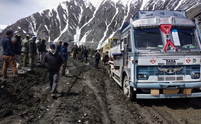 जवानों ने श्रीनगर से लेह को जोड़ने वाली सड़क को समय से पहले खोल दिया