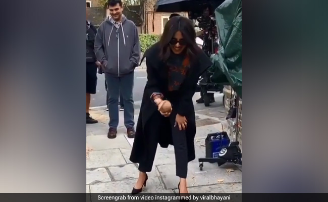 प्रियंका चोपड़ा ने हॉलीवुड फिल्म के सेट पर फोड़ा नारियल, बोलीं- गणपति बप्पा मोरया...  देखें थ्रोबैक Video