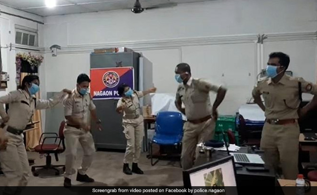 इस वजह से काम करते-करते पुलिस स्टेशन में ही नाचने लगे पुलिसकर्मी, कई बार देखा गया यह Viral Video