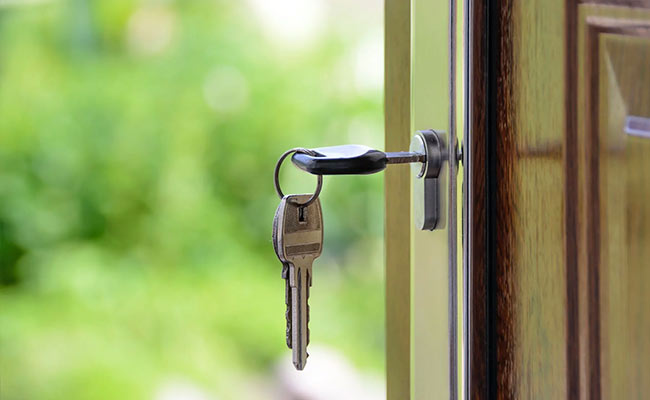 5 Everyday Objects To Avoid Touching As Coronavirus Spreads