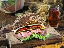 बर्गर या सैंडविच खाते वक्त फिलिंग आने लगते हैं बाहर तो इस आसान तरीके से घर पर करें तैयार बर्गर या सैंडविच खाते वक्त फिलिंग आने लगते हैं बाहर तो इस आसान तरीके से घर पर करें तैयार