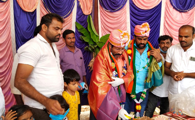 कर्नाटक में बीजेपी विधायक ने लॉकडाउन में धूमधाम से मनाया अपना जन्मदिन, तो एक्ट्रेस बोलीं- महाराज की जय हो...