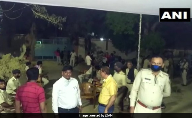 तबलीगी जमात की जांच करने पहुंची पुलिस पर हुआ पथराव तो रवीना टंडन बोलीं- क्यों, क्या यह उन्होंने खुद के लिए किया था...