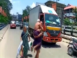 बीमार पिता को गोद में घर ले जाने को मजबूर हुआ बेटा, लॉकडाउन में अस्पताल से घर लाते वक्त पुलिस ने ऑटो से उतारा बीमार पिता को गोद में घर ले जाने को मजबूर हुआ बेटा, लॉकडाउन में अस्पताल से घर लाते वक्त पुलिस ने ऑटो से उतारा