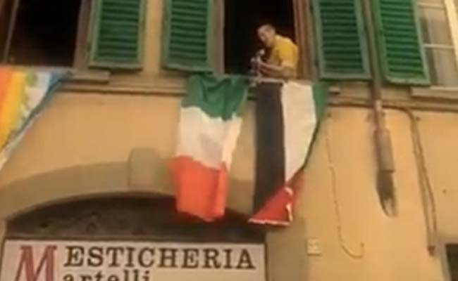 इटली में कोरोना के खौफ के बीच खिड़कियों पर आए लोग, साथ गाया ये गाना... देखें Viral Video