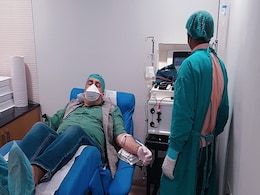 इस शख्स ने अपनी शादी की सालगिरह पर प्लाज्मा किया डोनेट, कोरोना से जंग जीतने वालों से की यह अपील इस शख्स ने अपनी शादी की सालगिरह पर प्लाज्मा किया डोनेट, कोरोना से जंग जीतने वालों से की यह अपील