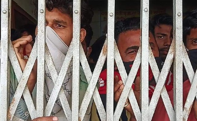 Coronavirus: नेपाल के बीरगंज में साढ़े तीन सौ भारतीय मजदूर एक कॉलेज में बंद