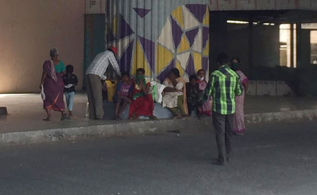 Hunger Meets Hope Under This Bengaluru Metro Station Bridge Amid Lockdown