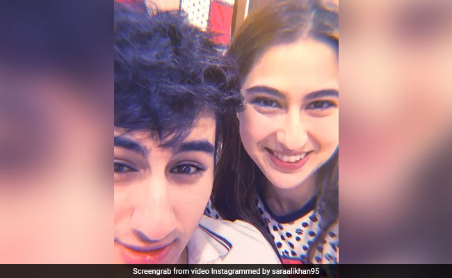 सारा अली खान भाई इब्राहिम के साथ मस्ती करती आईं नजर, Video शेयर कर बोलीं- घर रहें, सुरक्षित रहें...