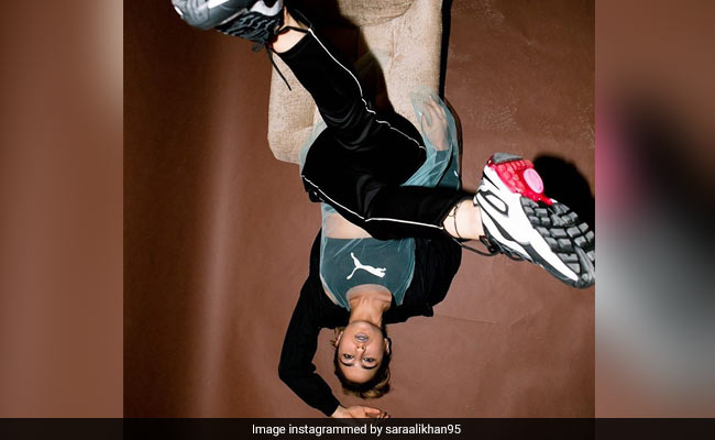 सारा अली खान ने पोस्ट की अजीबो-गरीब Photo, बोलीं- जब जिंदगी आपको धक्का...